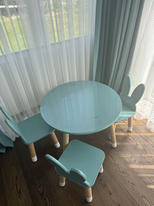 Стіл+ стільці ( в подарунок віддам канцелярське приладля в колір)