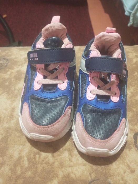 Кроссовки на девочку 28