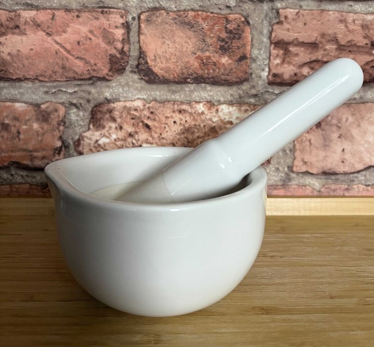 Duży moździerz porcelanowy z wylewem