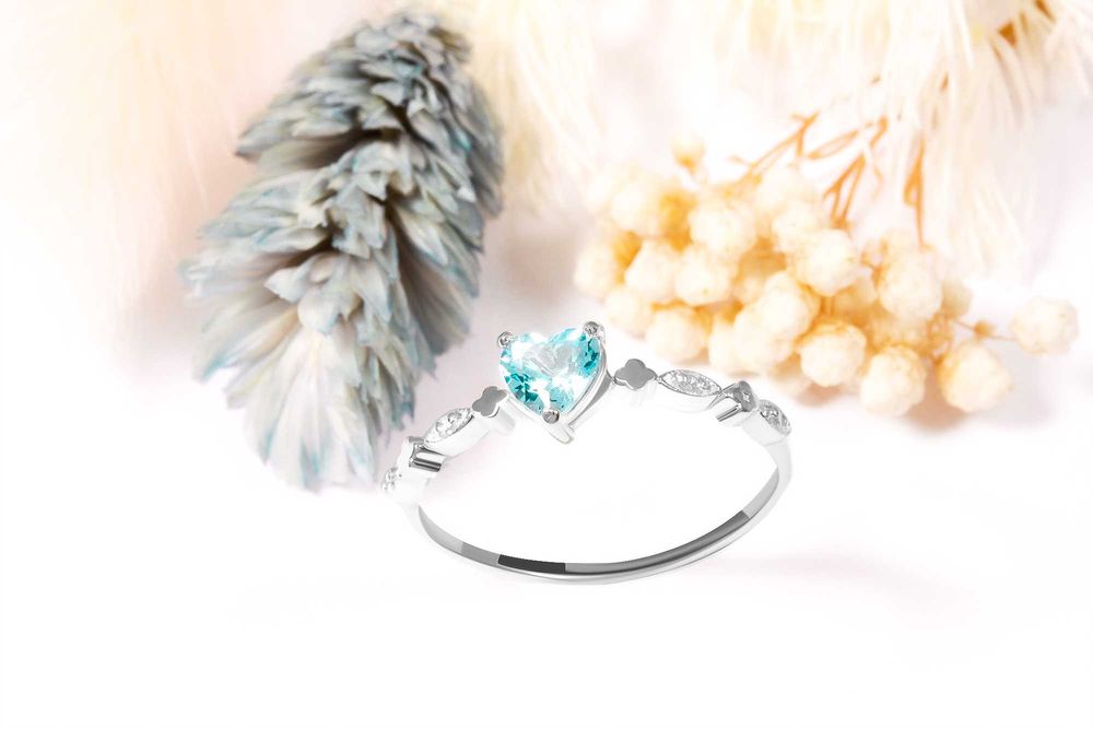 Кольцо  из белого золота с топазом