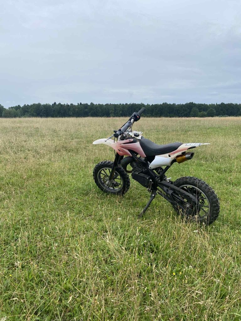 Mini Cross o pojemności 50 z nowym sprzęgłem i nową tylnią oponą.