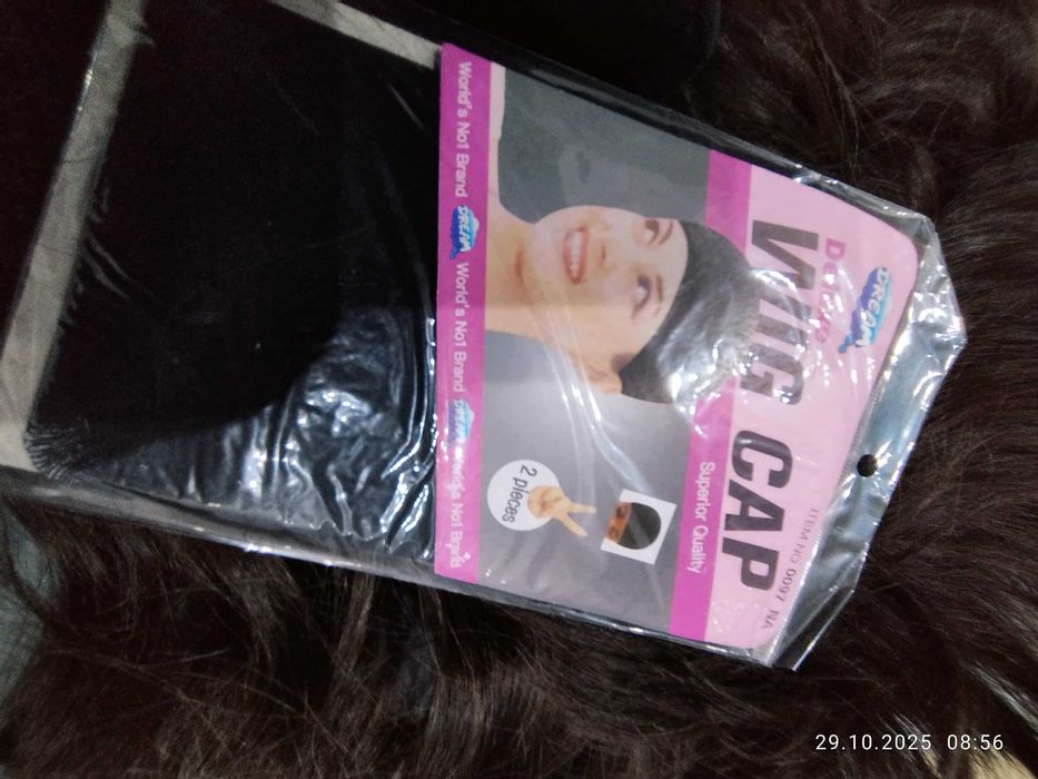 Syntetyczna peruka .Włosy półdługie, delikatnie falowane z grzywką.