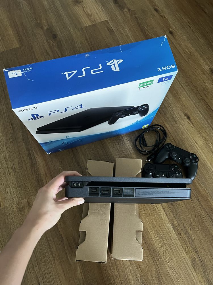 PS4 1 Tb Slim preta + 2 comandos originais