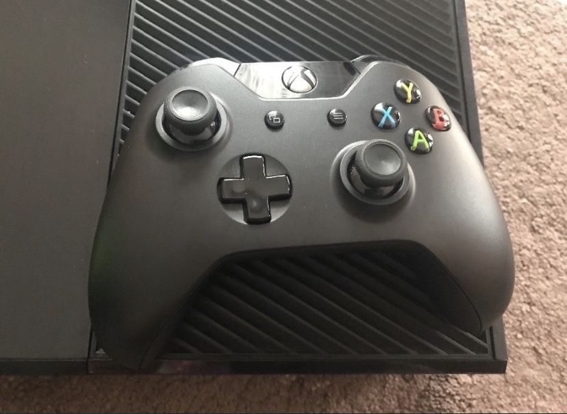 Xbox One com comando e 4 jogos