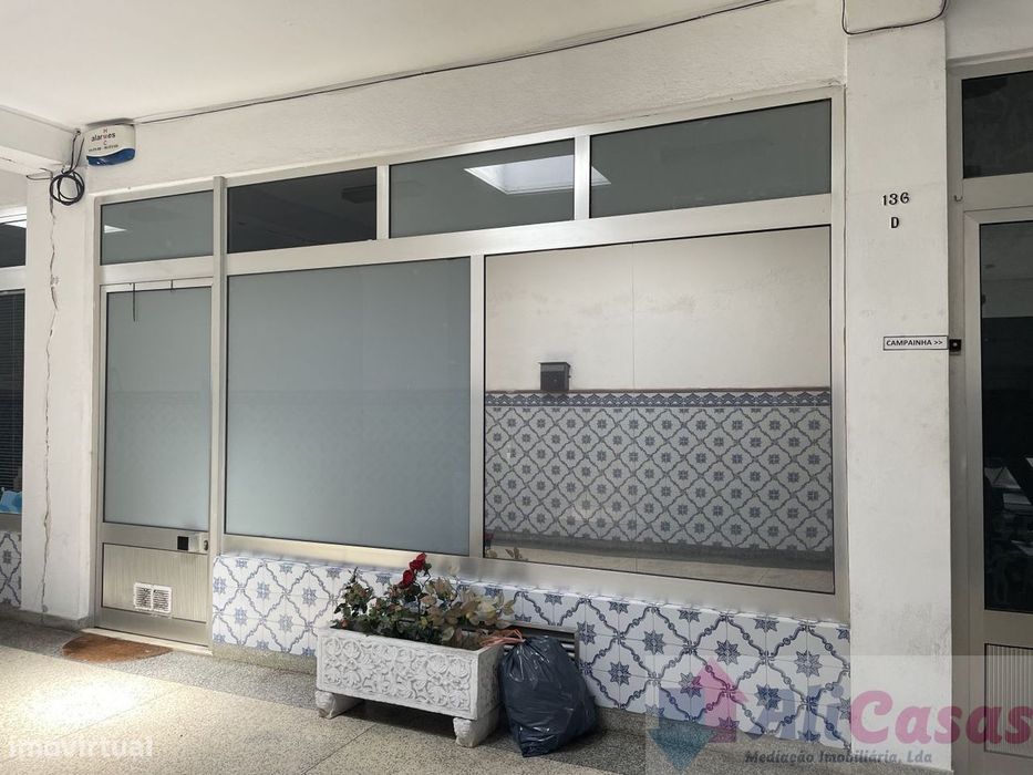 Loja com Montra e Cave