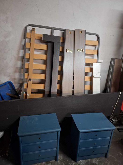 Cama casal e 2 mesas de cabeceira usadas