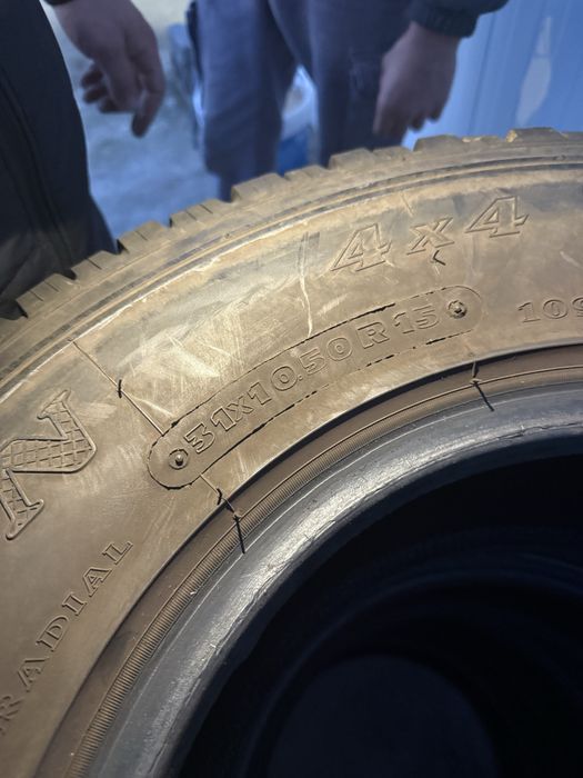 Pneus 31/10.5/15 semi novos impecaveis fedima