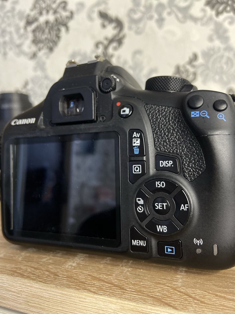 Продається комплект Canon EOS 1300D + два об’єктиви + зарядка