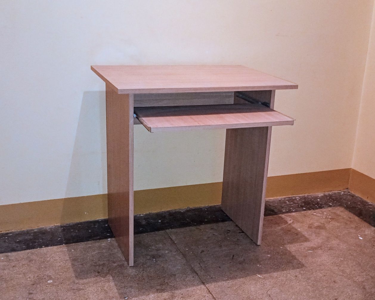 Małe biurko 72x70x50.