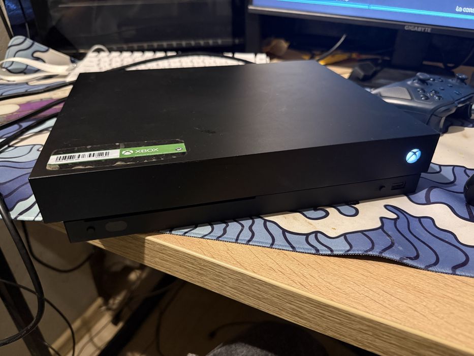 xbox one x 2джойстика ПРОДАМ СРОЧНО