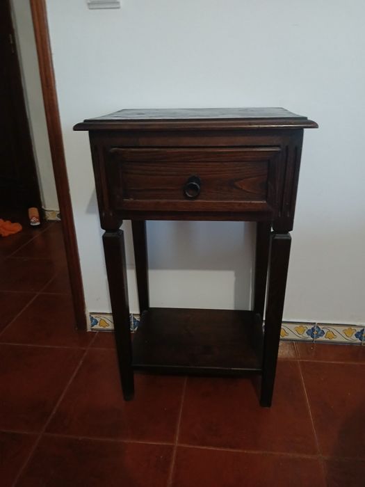 Mesa de corredor ou sala em estado semi novo. De madeira