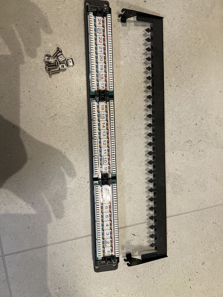 Patch Panel 24 porty kat. 6 + uchwyt na kable