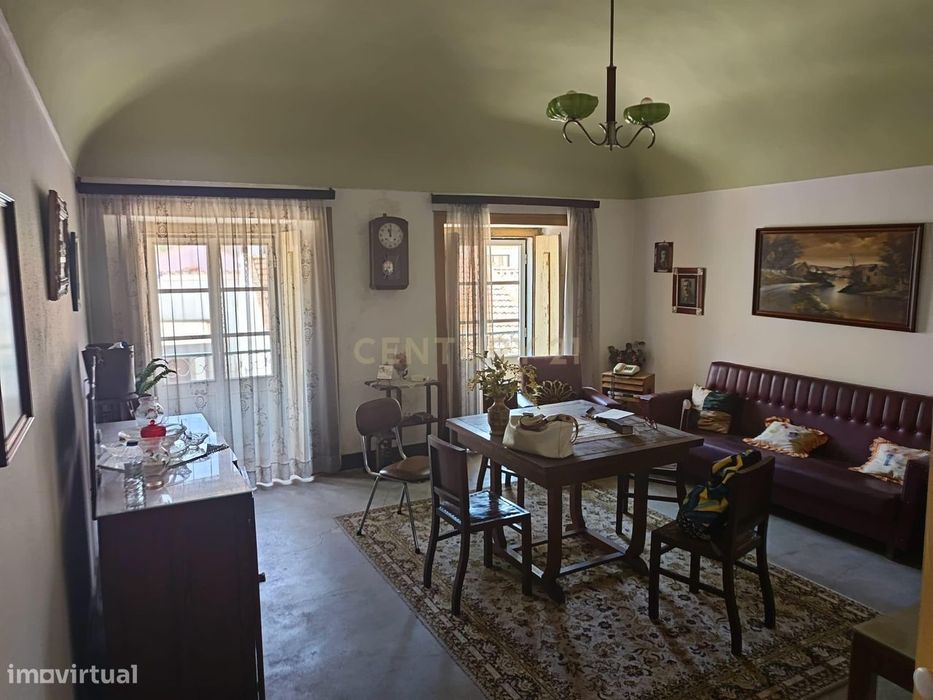 Prédio Misto à Venda – Comércio e Habitação T4 no Centro de Santiago d