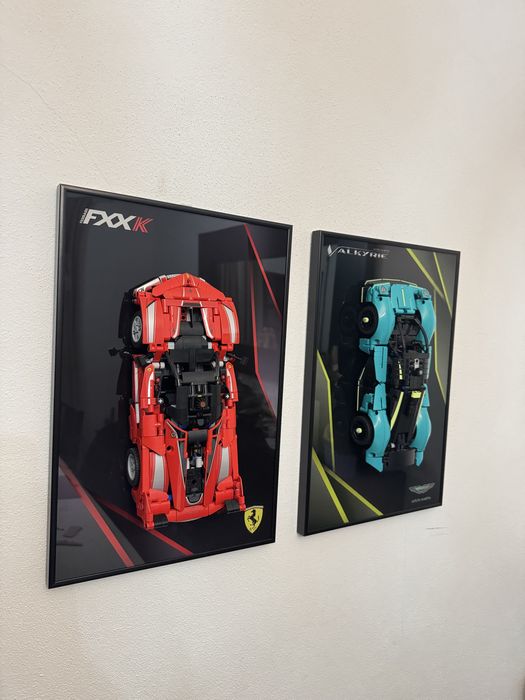 Dois quadros de exposiçao lego alumium ferrari e auston martin