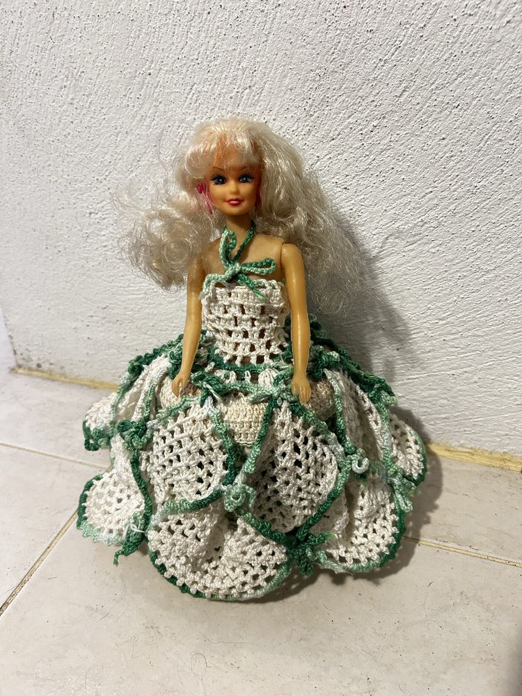 Boneca com vestido feito em croche