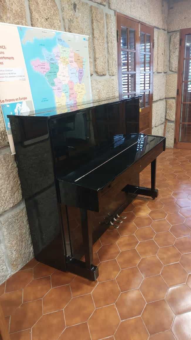 Vendo piano SUNSHIHE, afinado, em bom estado e bom preço