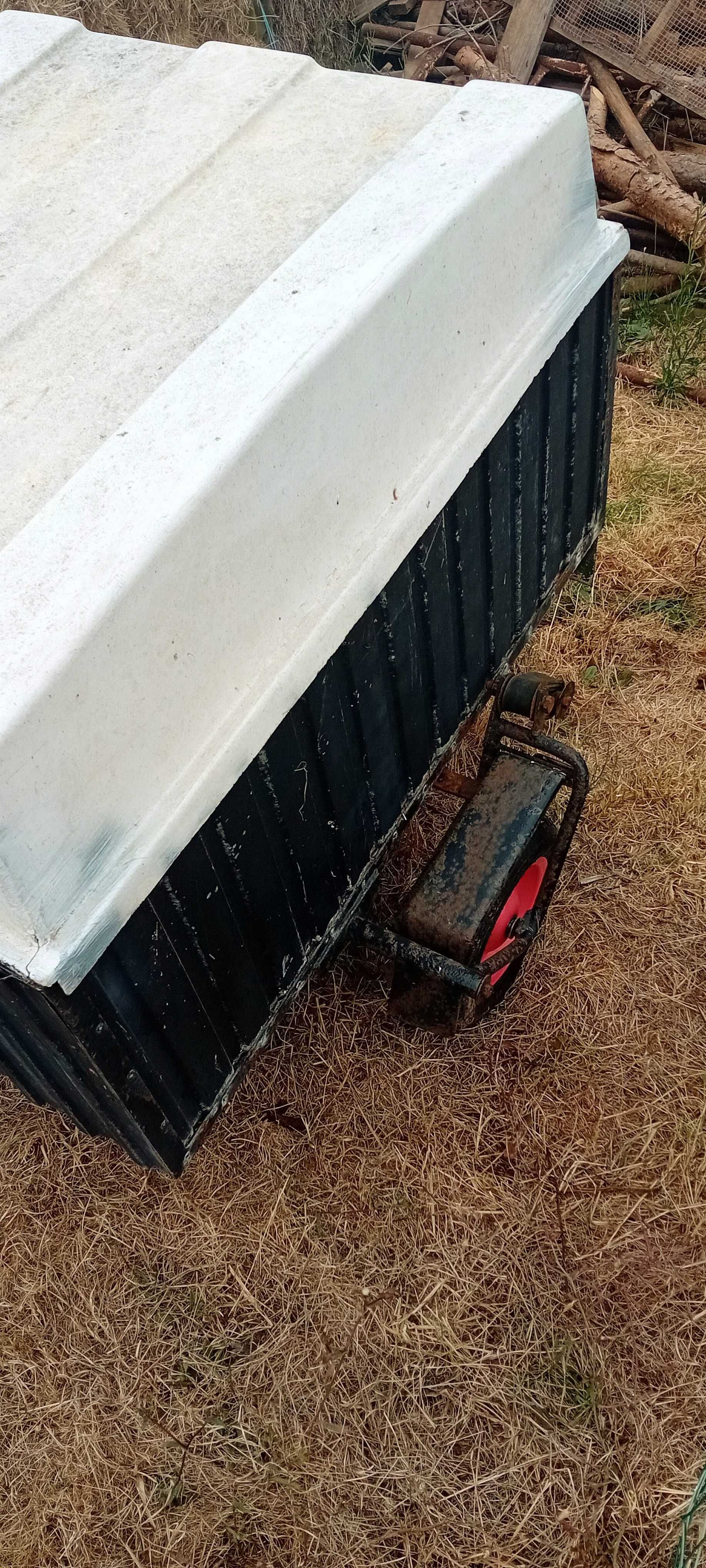 Reboque/atrelado com porta traseira para transporte de cães