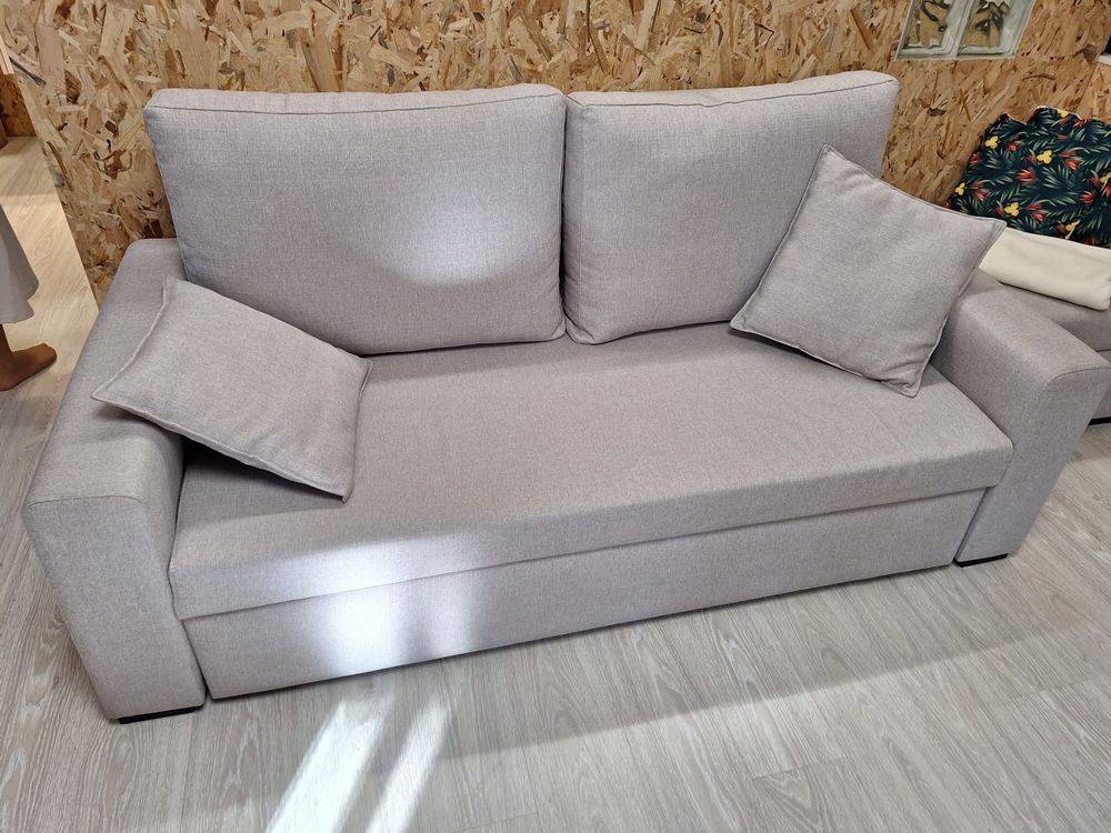 Sofá-cama em tons cinza