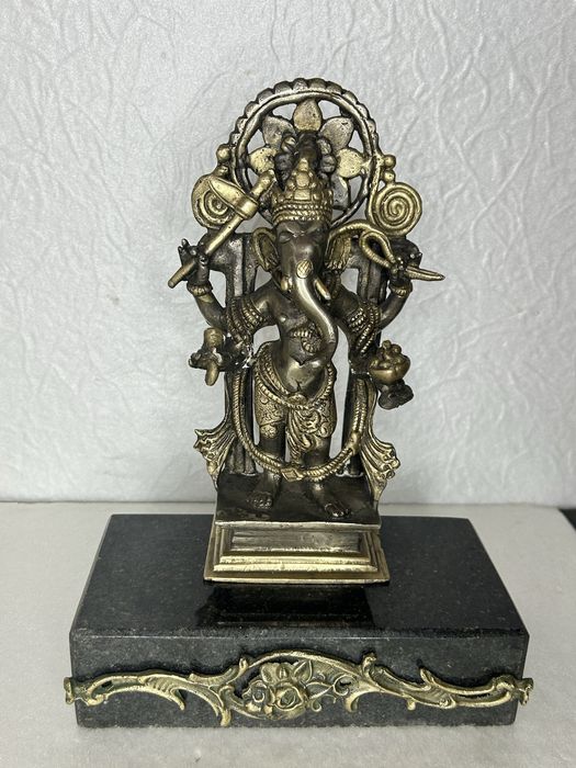 Антична бронзова статуя на мраморном питистале  Ганеші у позолоті