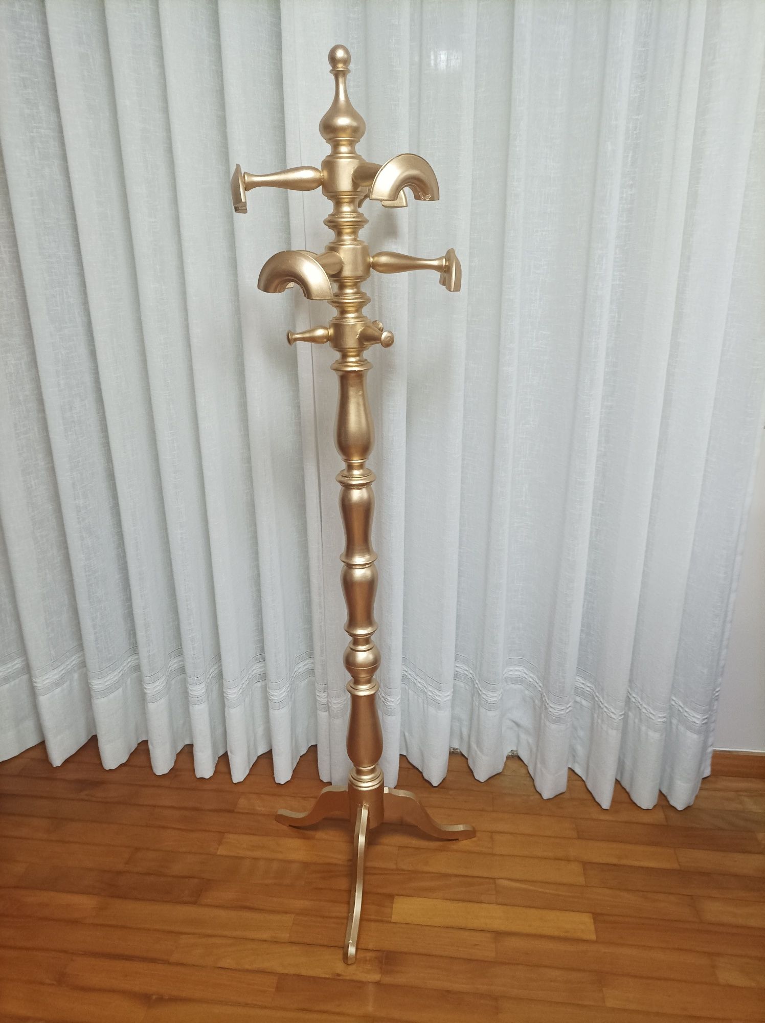 Conjunto centenário restaurado acabamento em ouro velho.
