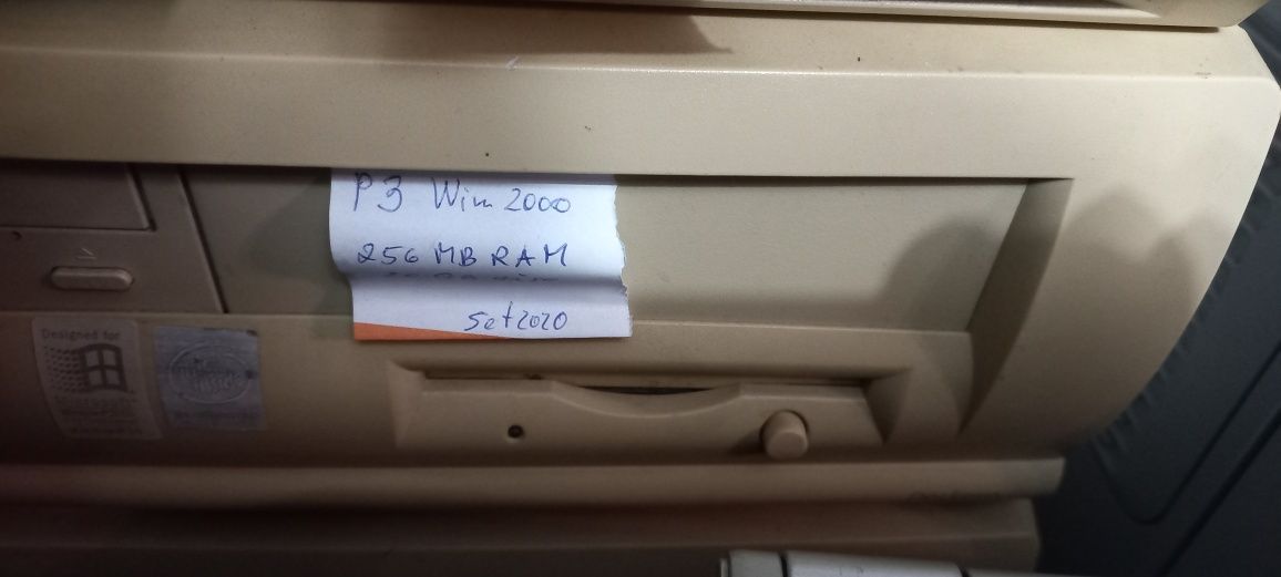 Computadores completos a funcionar