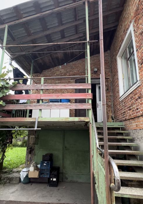 Будинок цегляний, газ, великий сад, гараж, господарські споруди