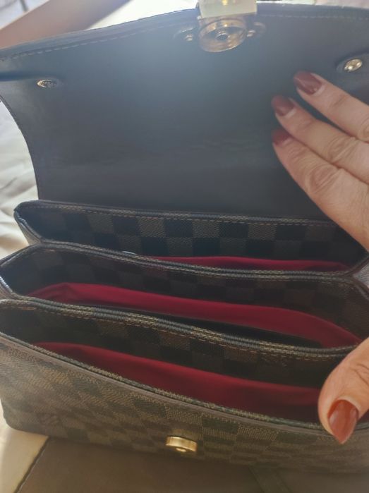 mala padronizada em tons de castanho, com alça e tiracolo,