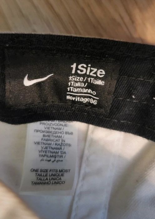 Biała czapka z daszkiem Nike