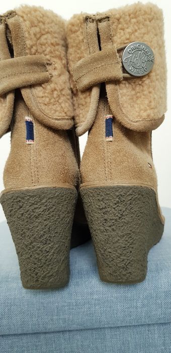 Tommy Hilfiger botki na koturnie, skóra zamszowa