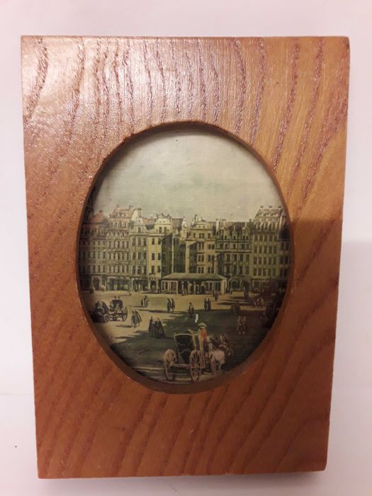 Stary obrazek w drewnianej ramce.