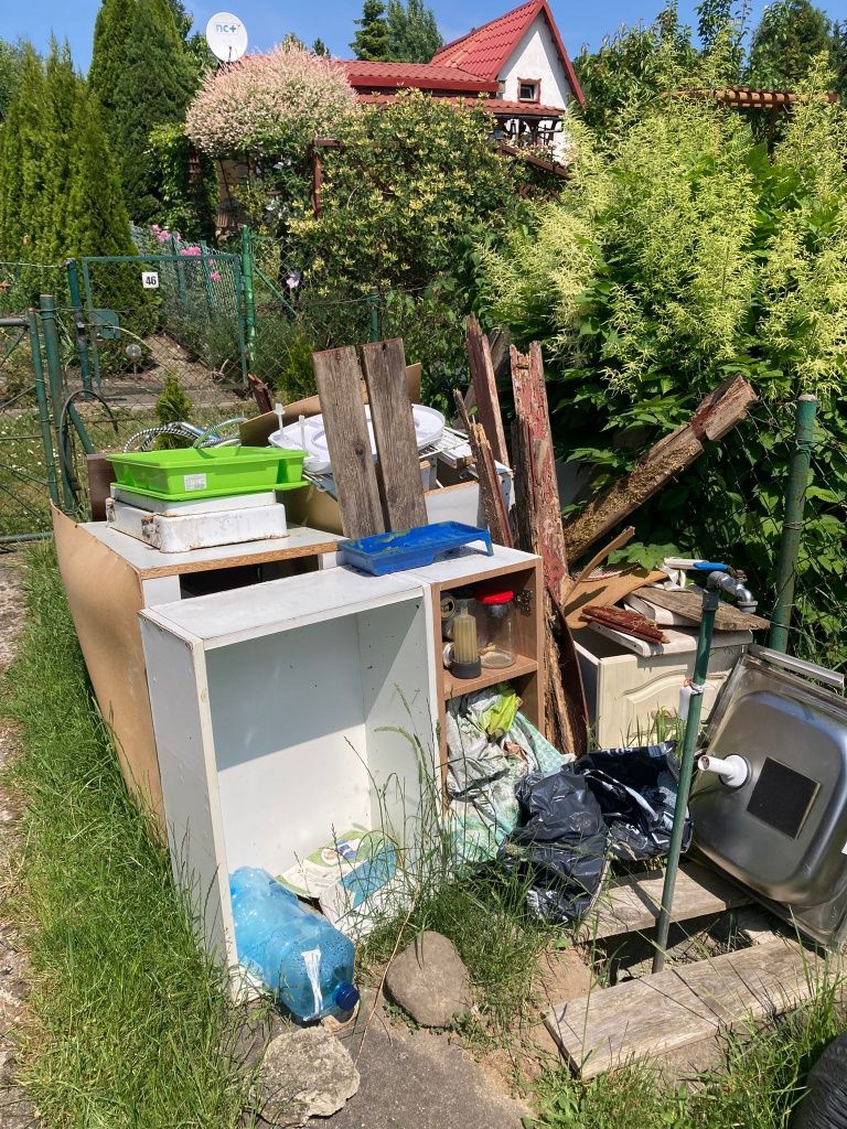 Opróżnianie opróżnienia strychów domów mieszkań garaży piwnic sprzątan