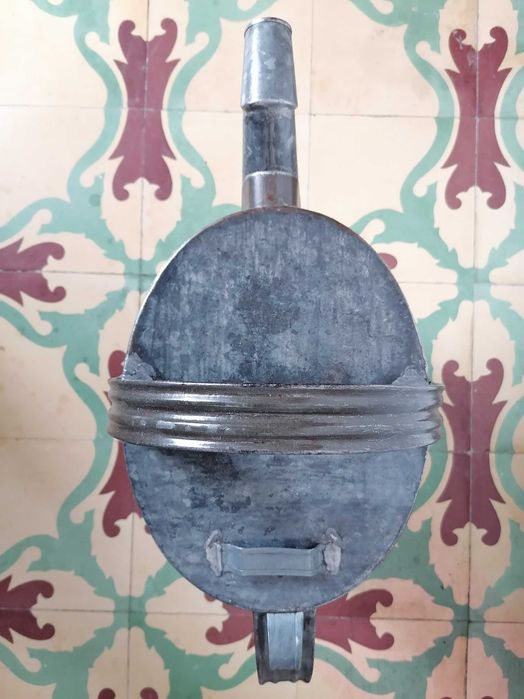 Regador antigo restaurado e reutilizável