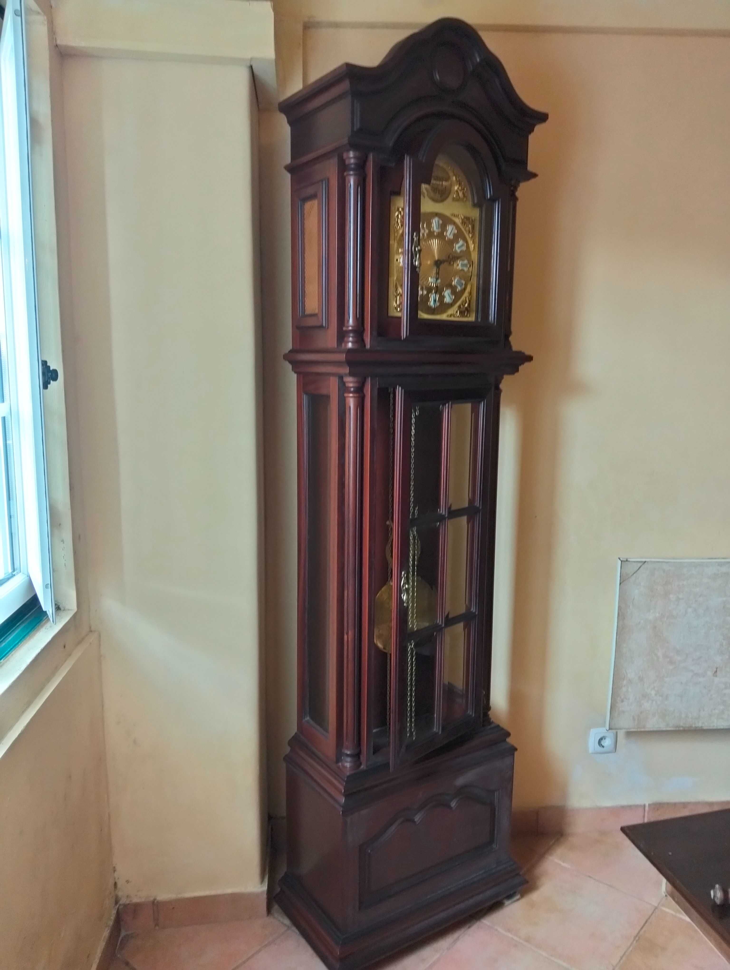 Relógio de sala em madeira com toque