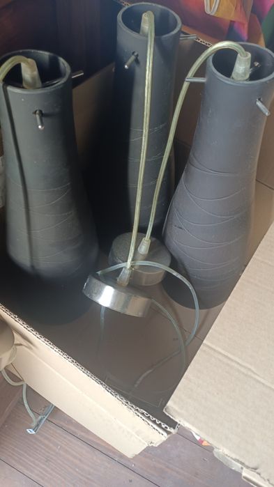 3 czarne podłużne lampy