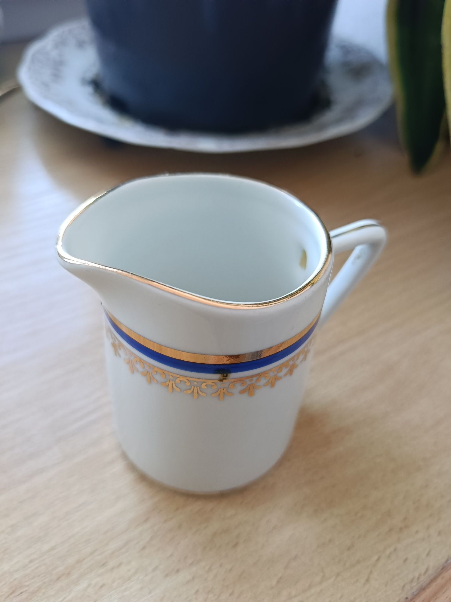 Mały mlecznik.porcelana Wałbrzych.PRL