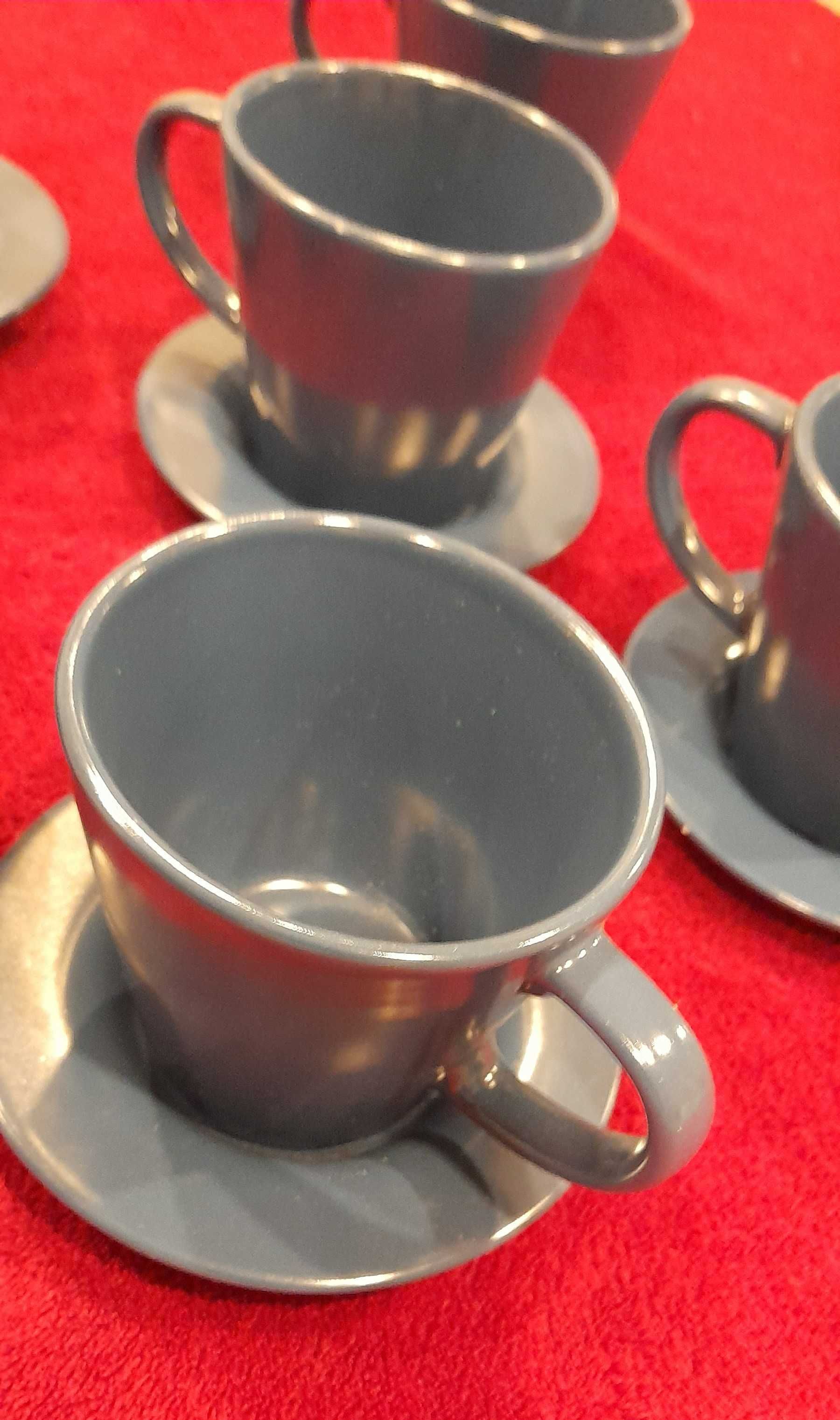 Pięć kubków do espresso wraz z podstawkami kolor niebieski