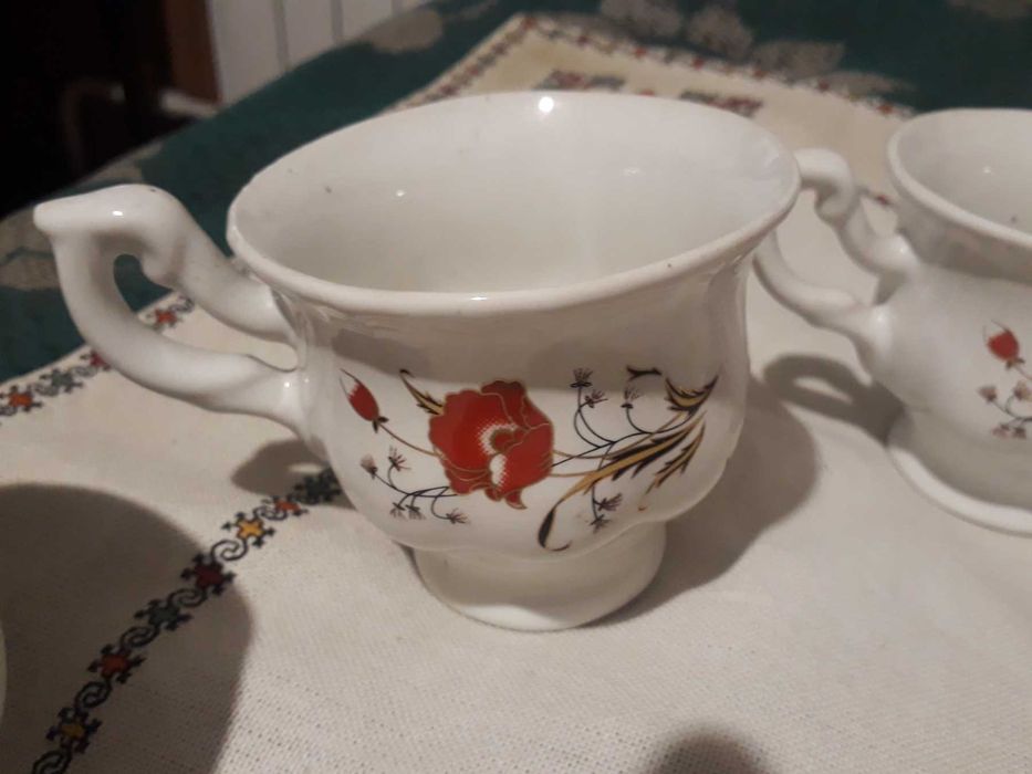 Набір чашок з горнятами на підставці.