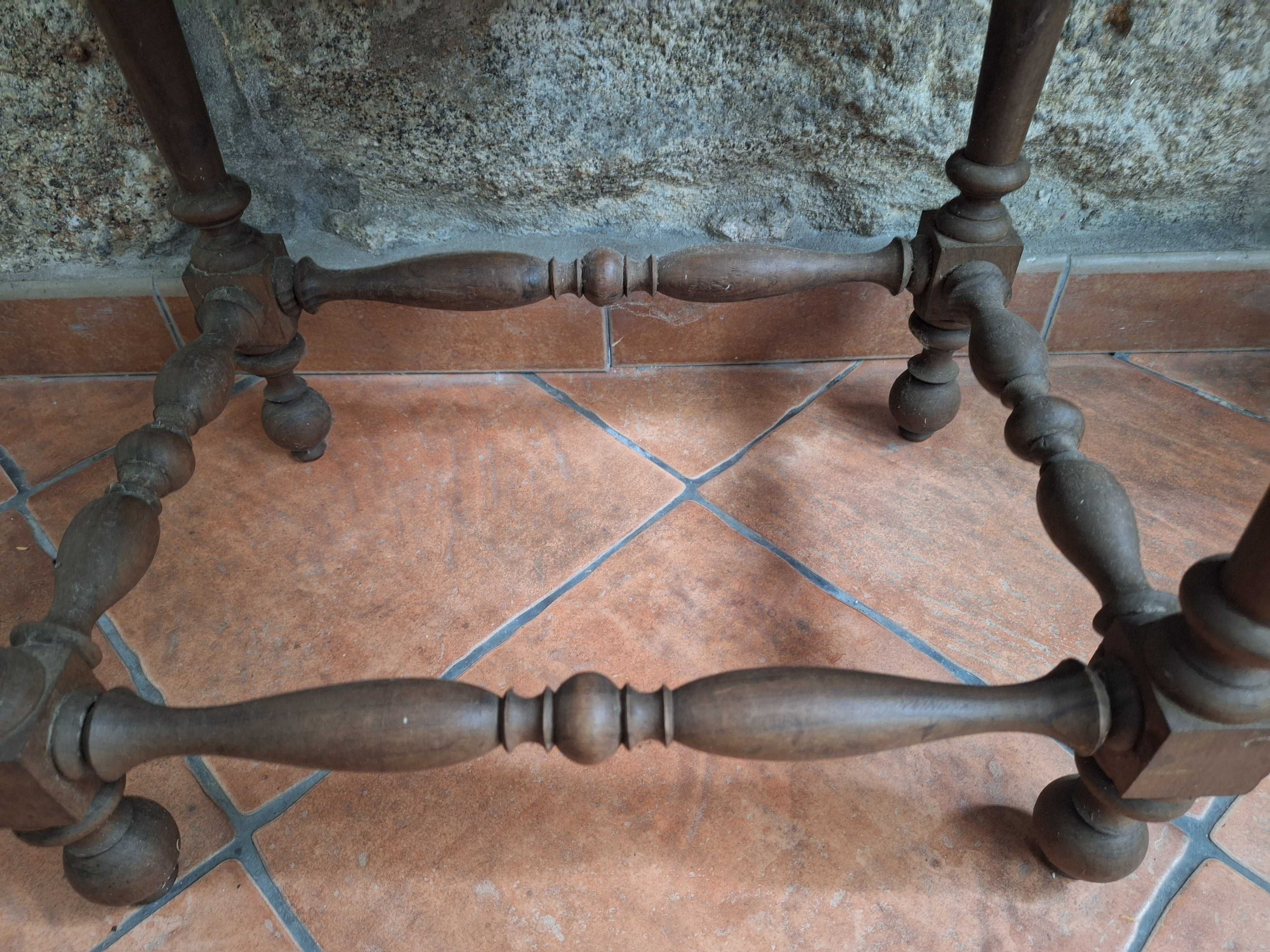Mesa de cabeceira para restauro