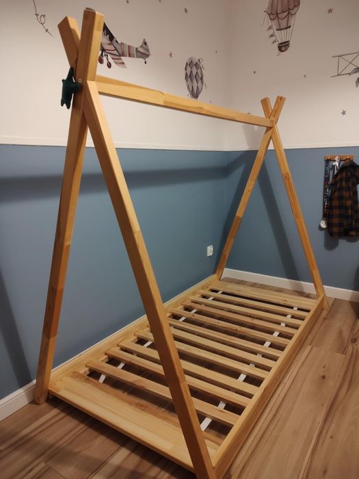Łóżko tipi drewniane z materacem