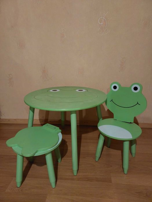 Столик дитячий і два стільчики