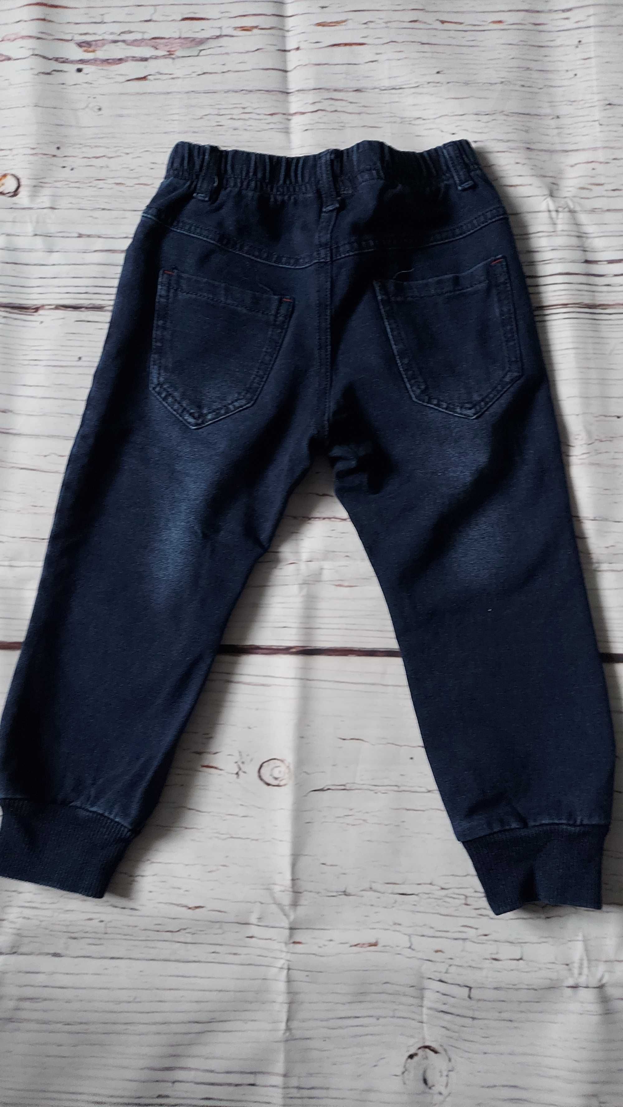 3 pary chłopięcych spodni jeansowych w rozmiarach 92-98