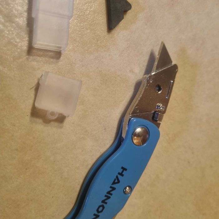 Nóż techniczny składany z ostrzem