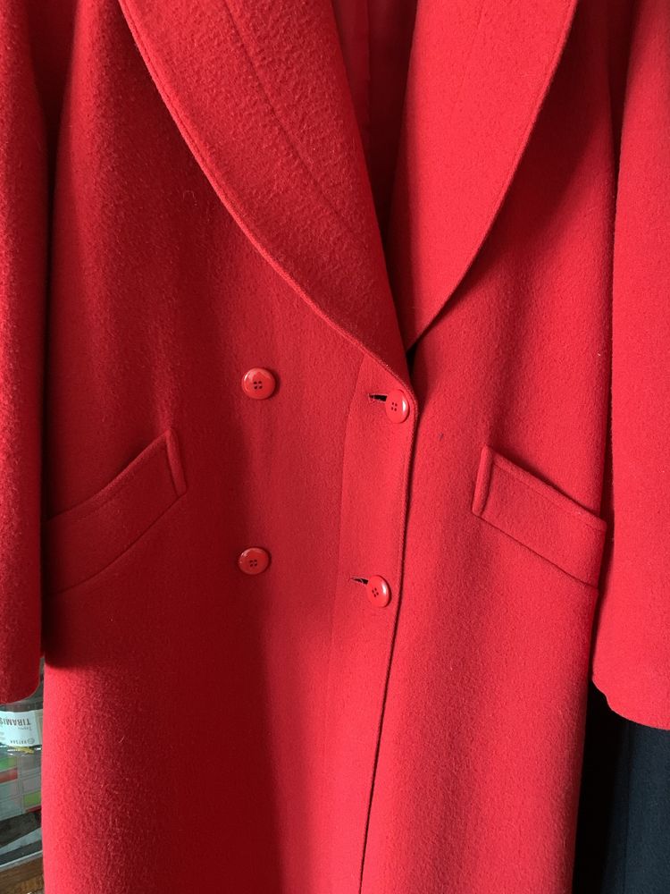 Вінтажне червоно яскраве  шерстяне пальто тренд 2024