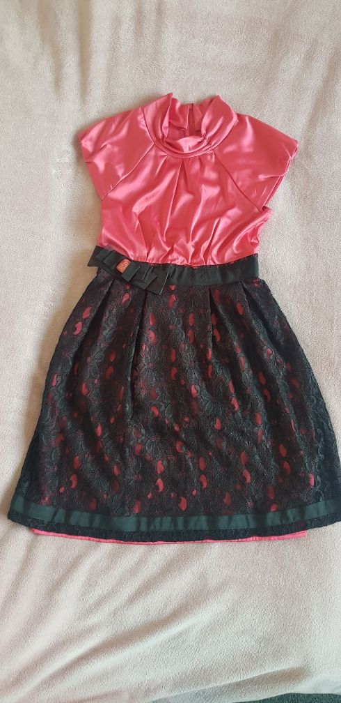 Różowo-czarna elegancka sukienka