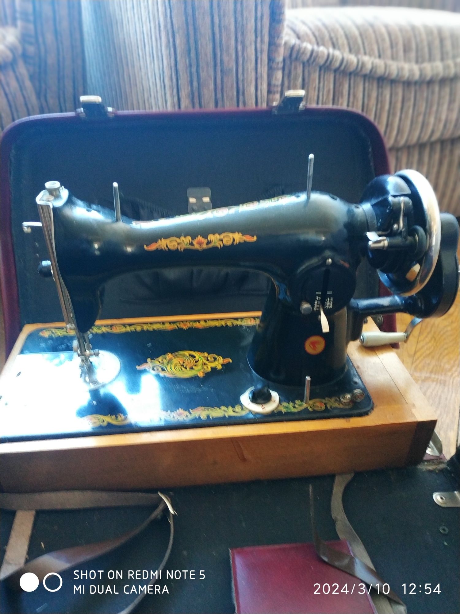 Ручная швейная машинка зингер