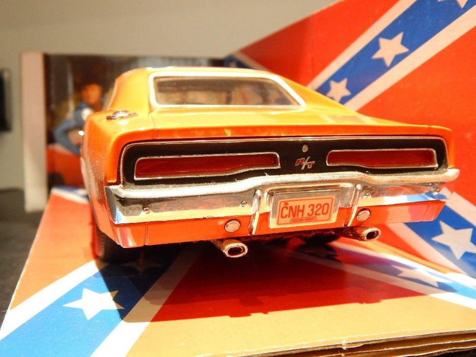 Miniatura 1:18 do Dodge Charger da serie Dukes of Hazzard General Lee