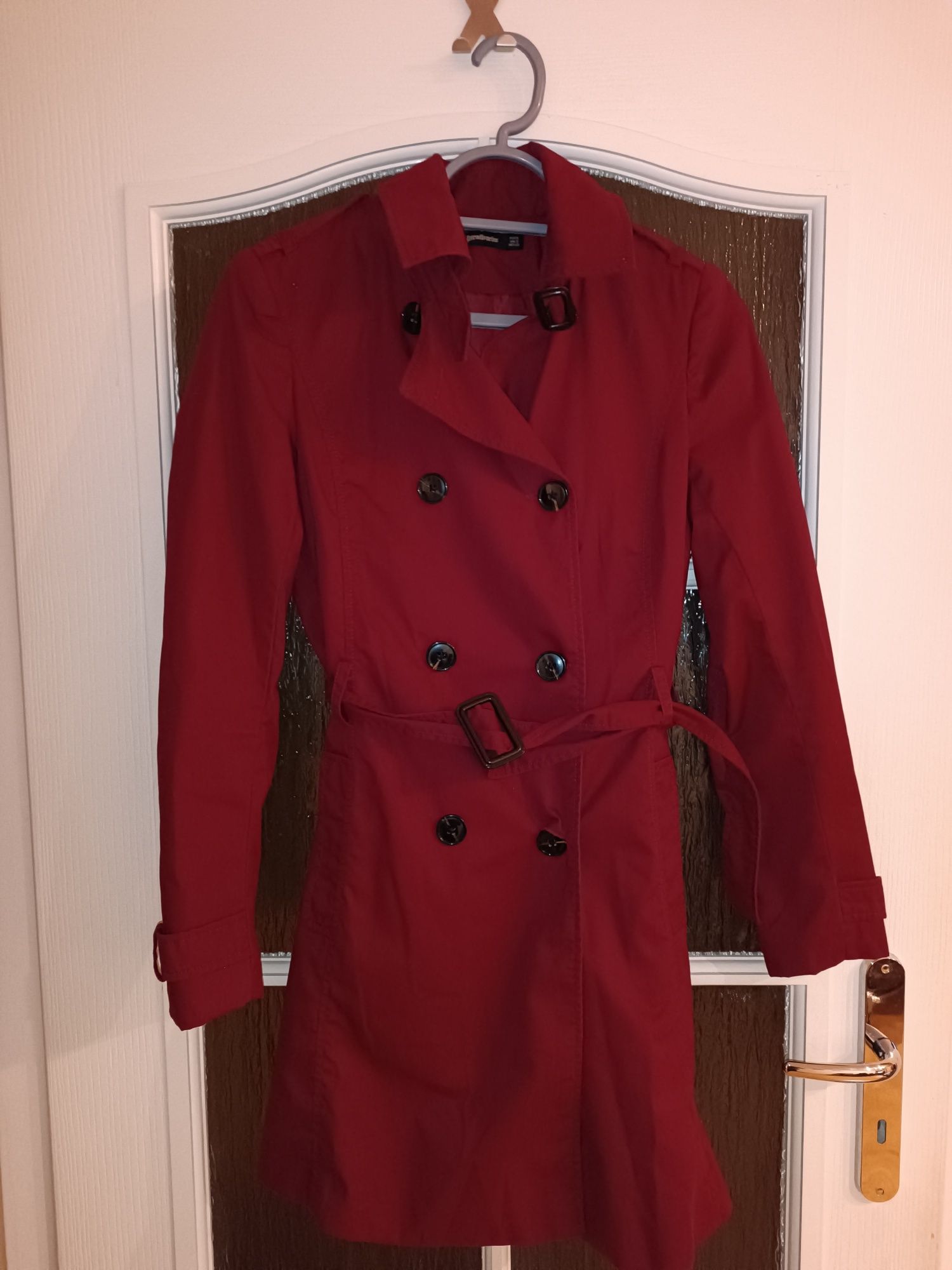 Bordowy czerwony płaszcz wiosenny