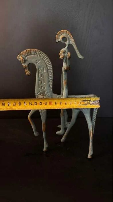 Figurka jeźdźca na koniu – odlew z brązu, styl grecki, patyna, 30 cm