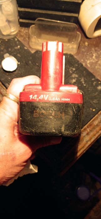 Carregador de bateria Bocsh mais 2 Bateria e 1 rebarbadora
