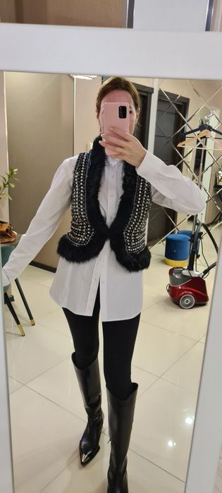 Брендова, рідкісна річ, жилет розшитий камінням та стразами,